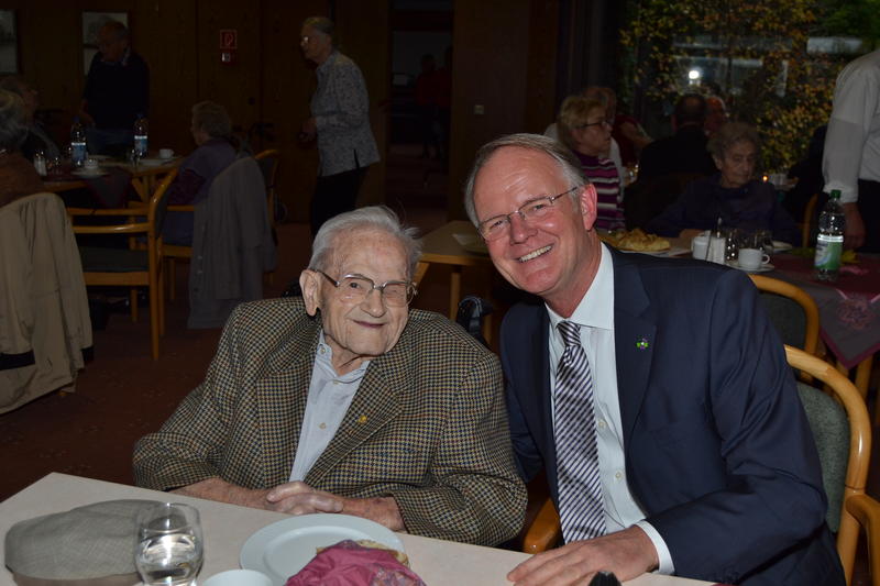 Oberb&uuml;rgermeister Hans-Dieter Schlimmer und Heinrich Paul, mit 103 Jahren &auml;ltester Teilnehmer des Nachmittags.