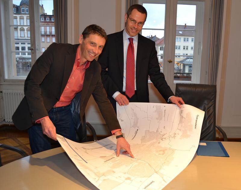 Erl&auml;utern die Bauma&szlig;nahmen in Landau: B&uuml;rgermeister Dr. Maximilian Ingenthron (r.) und stlv. Bauamtsleiter Ralf Bernhard (l.)