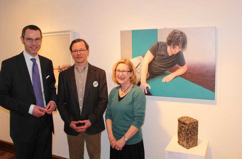B&uuml;rgermeister Dr. Maximilian Ingenthron (l.) mit Prof. Christoph Zuschlag (m.) und Monica Jager-Schlichter (r.) bei der Vernissage &raquo;Lieblingsst&uuml;cke&laquo;