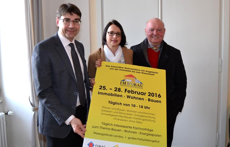Oberb&uuml;rgermeister Thomas Hirsch (l.) stellt gemeinsam mit Andrea Breuer und Detlef Koenitz (FIMAC) die IMWOBAU 2016 vor.