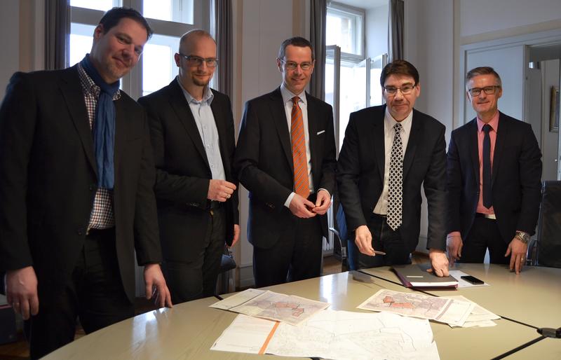 Stellen die Planungen f&uuml;r die &raquo;Initiative Landau baut Zukunft&laquo; vor: Oberb&uuml;rgermeister Thomas Hirsch und B&uuml;rgermeister Dr. Maximilian Ingenthron (2.+3.v.r.) mit den Leitern des Geb&auml;udemanagements Michael G&ouml;tz (1.v.l.) , des Stadtbauamtes Christoph Kamplade