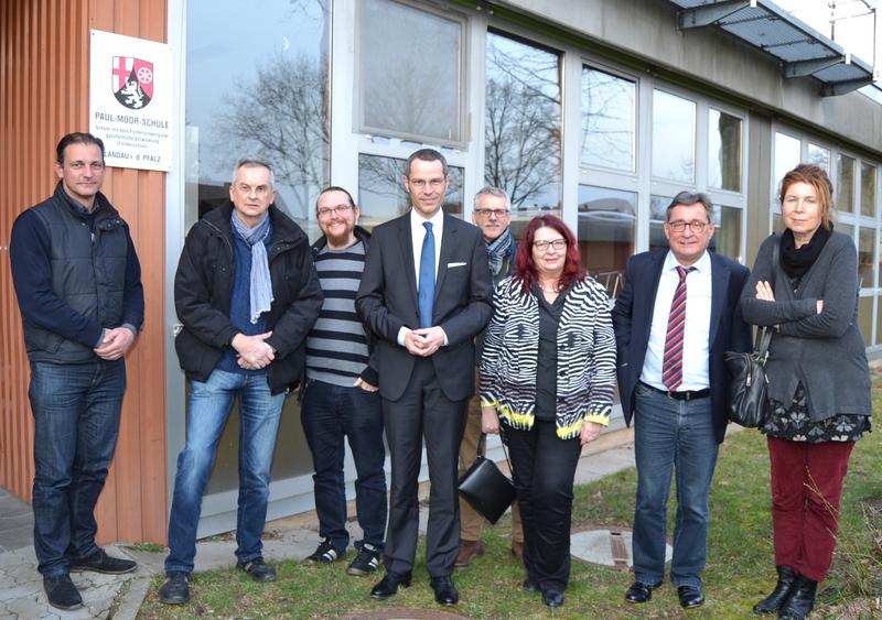 Wurde einstimmig zum neuen Verbandsvorsteher des Zweckverbandes Paul-Moor-Schule gew&auml;hlt: B&uuml;rgermeister Dr. Maximilian Ingenthron (mitte). Au&szlig;erdem im Bild: Schulleiterin Dorothea Kischkel (1.v.r.), Bernd Lauerbach, Kreisbeigeordneter und stellvertretende