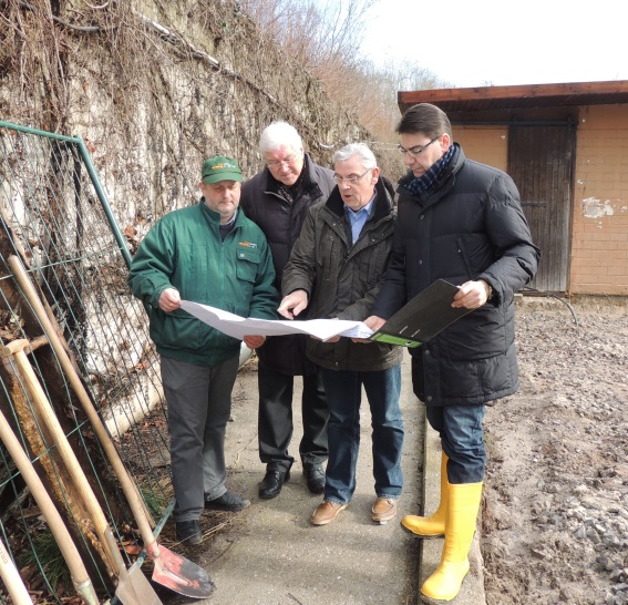 Architekt Peter Buchert (2.v.r.) erl&auml;utert die Baupl&auml;ne (Oberb&uuml;rgermeister Thomas Hirsch (rechts) Zoodirektor Dr. Jens-Ove Heckel (links), Vorsitzender des Landauer Zoo-Freundeskreises San.-Rat. Dr. Helmuth Back (2.v.l.)