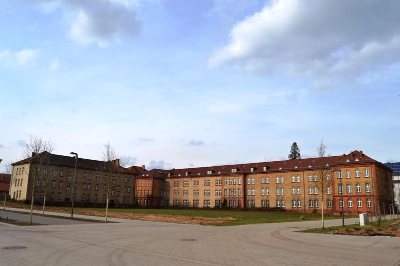Sicht von der Siebenpfeiffer-Allee auf das Baufeld 10: Auf dem Grundst&uuml;ck entsteht in einem Neubau und den zwei bestehenden Geb&auml;uden 55 Prozent sozialer Wohnraum