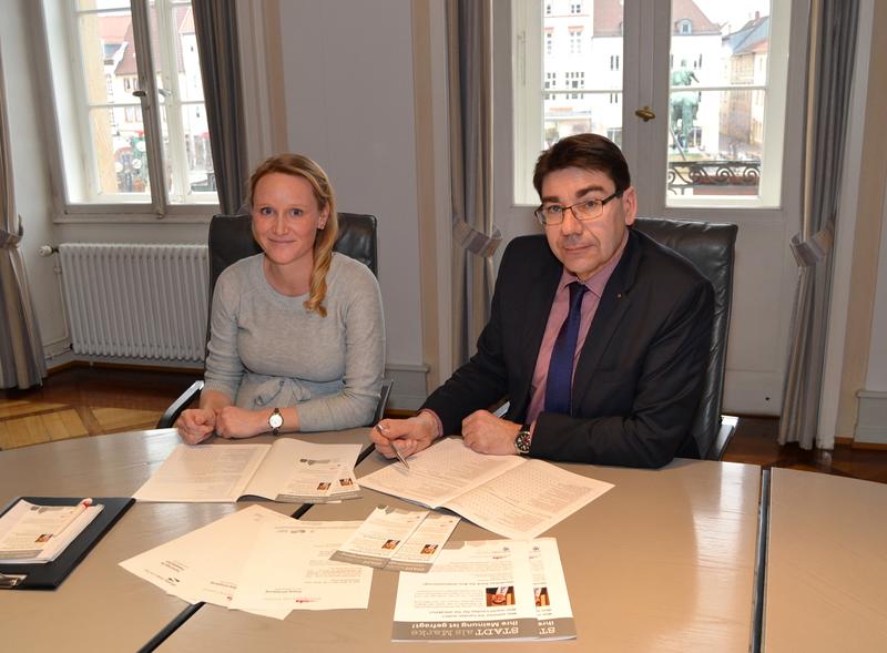 Oberb&uuml;rgermeister Thomas Hirsch und Manuela Hutter vom Stadtmarketing stellen den Inhalt der B&uuml;rgerbefragung vor
