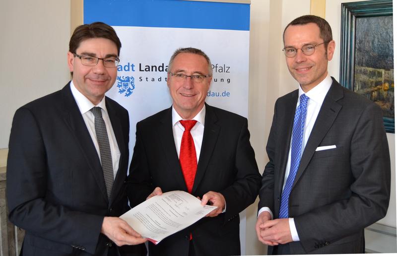 G&uuml;nther Kern (m.) &uuml;bergibt den F&ouml;rderbescheid an Oberb&uuml;rgermeister Thomas Hirsch und B&uuml;rgermeister Dr. Maximilian Ingenthron (l.+r.).