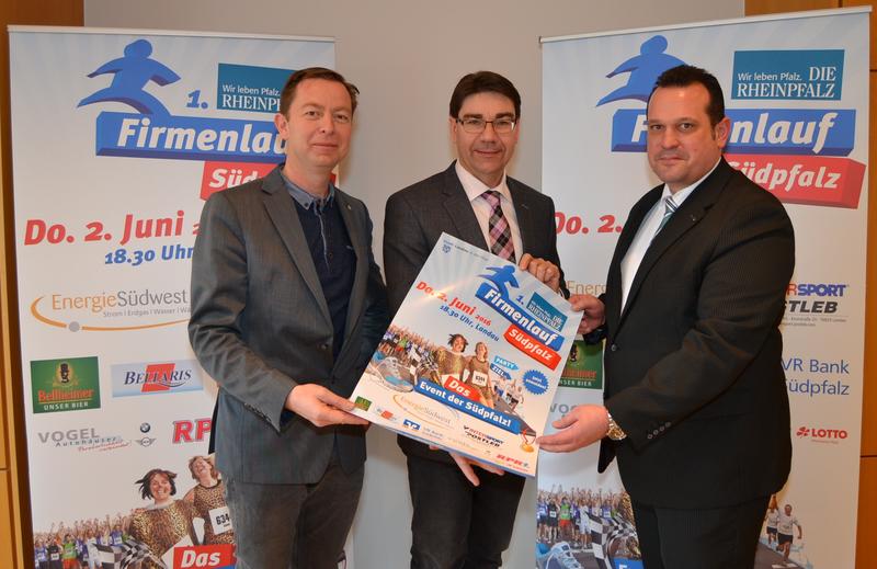 Pr&auml;sentierten jetzt das Konzept des 1. Firmenlaufs in Landau (v.l.n.r.): Ralf Niedermeier, Gesch&auml;ftsf&uuml;hrer der n plus sport GmbH, Oberb&uuml;rgermeister Thomas Hirsch und Christian von Perbandt, Bezirksverlagsleiter der Rheinpfalz