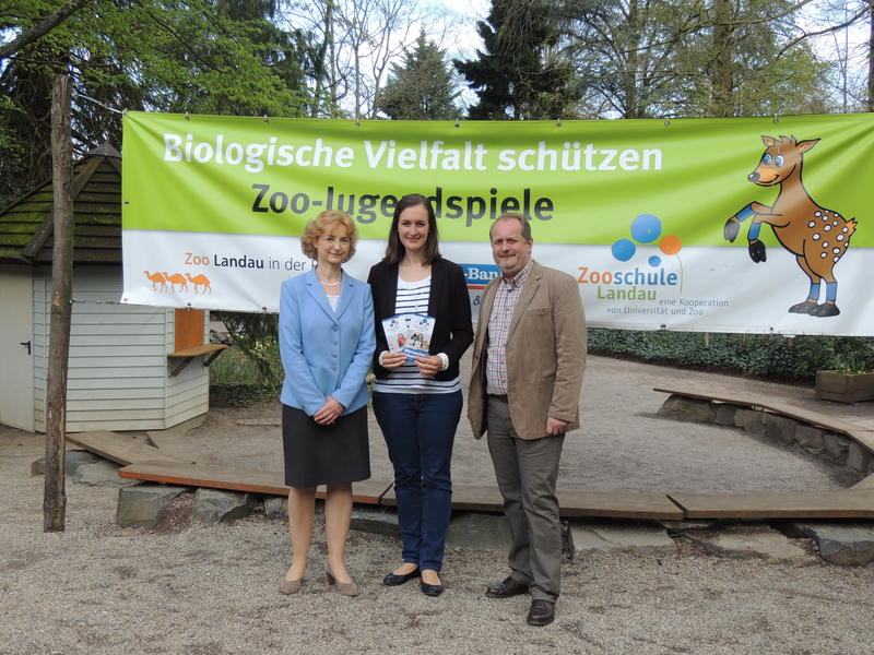 v.l.nr. Dr. Gudrun Hollstein, Leiterin der Zooschule Landau, Nadine Na&szlig;han, 1. Vorsitzende des F&ouml;rdervereins der Zooschule Landau e.V., Dr. Jens-Ove Heckel, Zoodirektor Zoo Landau