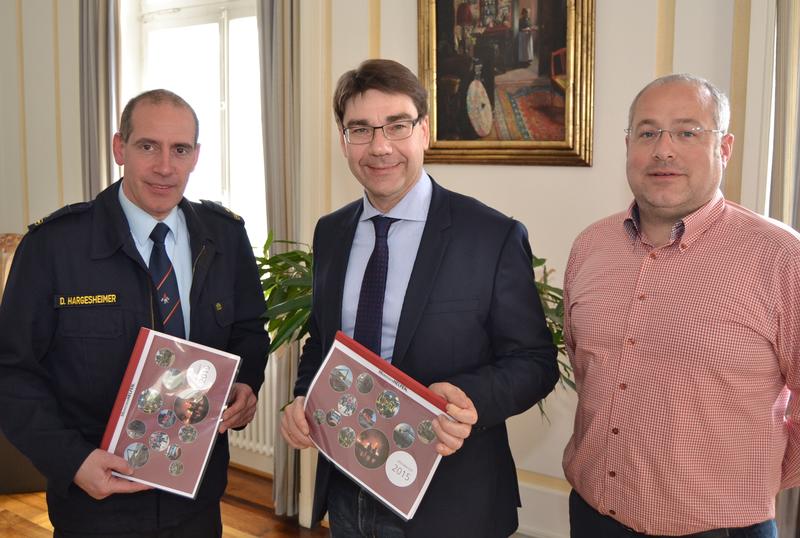 Stellten gemeinsam den Jahresbericht 2015 der Feuerwehr Landau vor: Oberb&uuml;rgermeister Thomas Hirsch (m.) mit Stadtfeuerwehrinspekteur Dirk Hargesheimer (l.) und Stellvertreter Michael Bumb (r.)