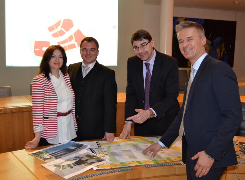 Vermarktungsauftakt im Erweiterungsgebiet des Gewerbeparks &raquo;Am Messegel&auml;nde&laquo;: Oberb&uuml;rgermeister Thomas Hirsch, Wirtschaftsf&ouml;rderer Martin Messemer (2.+1.v.r.) und Dr. Thomas und Corinna Fr&uuml;hmesser (2.+1.v.l.) stellten die Planungen f&uuml;r das Gebiet insgesam