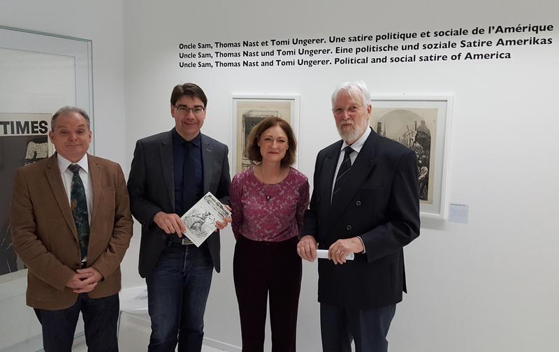 v.l.n.r.: Michael Schmidt, Vertreter des Stra&szlig;bourger Oberb&uuml;rgermeisters, OB Thomas Hirsch, Museumsleiterin Th&eacute;r&egrave;s Willer und Hubert Lehmann, Vorsitzender des Landauer Thomas Nast Vereins