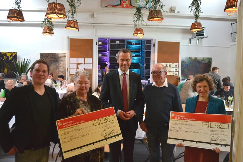 B&uuml;rgermeister Dr. Maximilian Ingenthron (m.) bei der &Uuml;bergabe der Spendenschecks im Wein.Gut.Pan gemeinsam mit Thomas Pfaffmann und Monika Burkhard (1.+2.v.l.) sowie Theobald Pfaffmann und Dagmar Fl&ouml;rchinger (4.+5.v.l.)