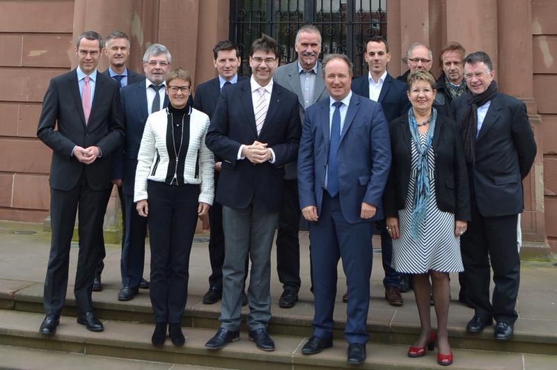 Oberb&uuml;rgermeister Thomas Hirsch und D&eacute;put&eacute;-maire Claude Sturni (beide vorne mittig) mit Vertreterinnen und Vertretern beider Stadtvorst&auml;nde sowie Verwaltungsmitarbeitern vor dem Rathaus in Haguenau
