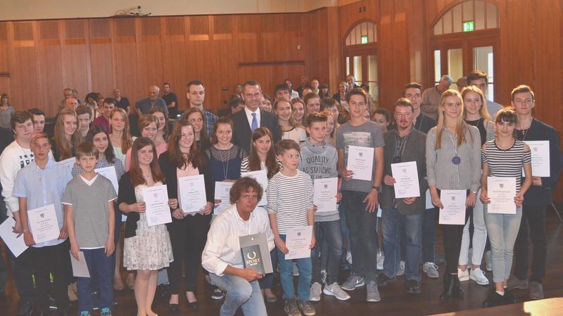 B&uuml;rgermeister Dr. Maximilian Ingenthron (hinten mittig) mit den geehrten Sportlerinnen und Sportlern