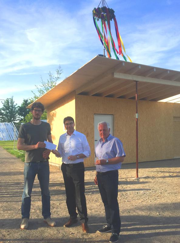 Im Rahmen des Richtfestes &uuml;bergibt Oberb&uuml;rgermeister Thomas Hirsch (m.) die Spende in H&ouml;he von 1000 Euro im Beisein von R&uuml;diger Frank (r.), Vorsitzender des Verbandes der Kleing&auml;rtner in Rheinland-Pfalz an  Stefan Kracht (l.),  1. Vorsitzender des Kleinga