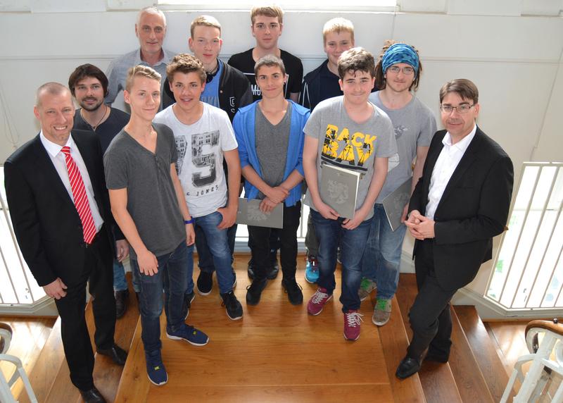 Oberb&uuml;rgermeister Thomas Hirsch (1.v.r.), Dominic Bleh, Regionaldirektor der Sparkasse S&uuml;dliche Weinstra&szlig;e (1.v.l.), Steffen Schmidt (3.v.l.) und Pyrwan Becker (2.v.l.) von der Jugendf&ouml;rderung Landau mit den sozial engagierten Jungs