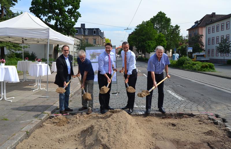 Gaben jetzt den Spatenstich f&uuml;r den Ausbau der Friedrich-Ebert-Stra&szlig;e v.l.n.r.: Landtagsabgeordneter Wolfgang Schwarz, Stadtratsmitglied Hermann Demmerle, Oberb&uuml;rgermeister Thomas Hirsch, B&uuml;rgermeister Dr. Maximilian Ingenthron und Stadtratsmitglied Rudi 