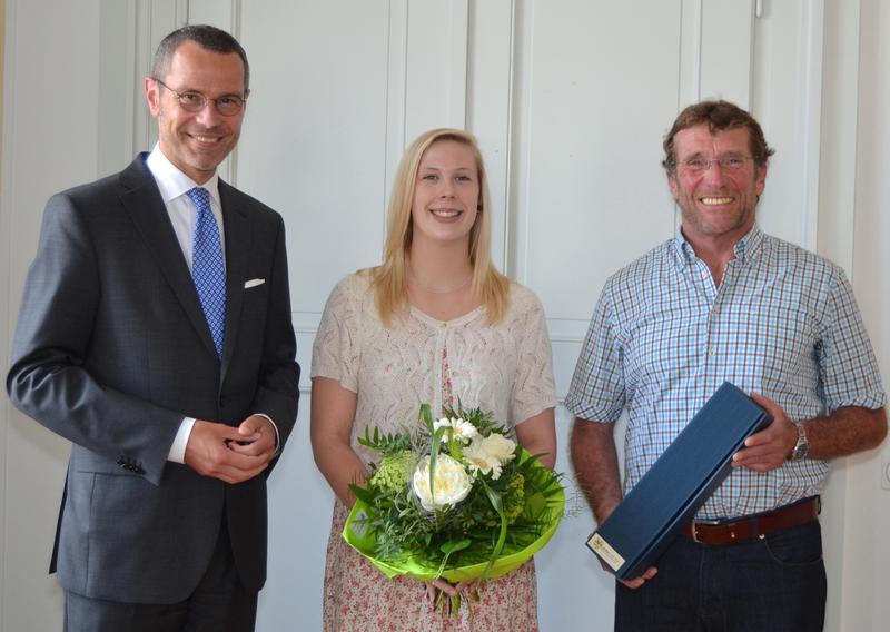 Sportdezernent B&uuml;rgermeister Dr. Maximilian Ingenthron (links) mit dem neu gew&auml;hlten Vorsitzenden des Sportkreises Frank Zaucker (rechts) und Sportkreisjugendleiterin Saskia Koll (mitte)
