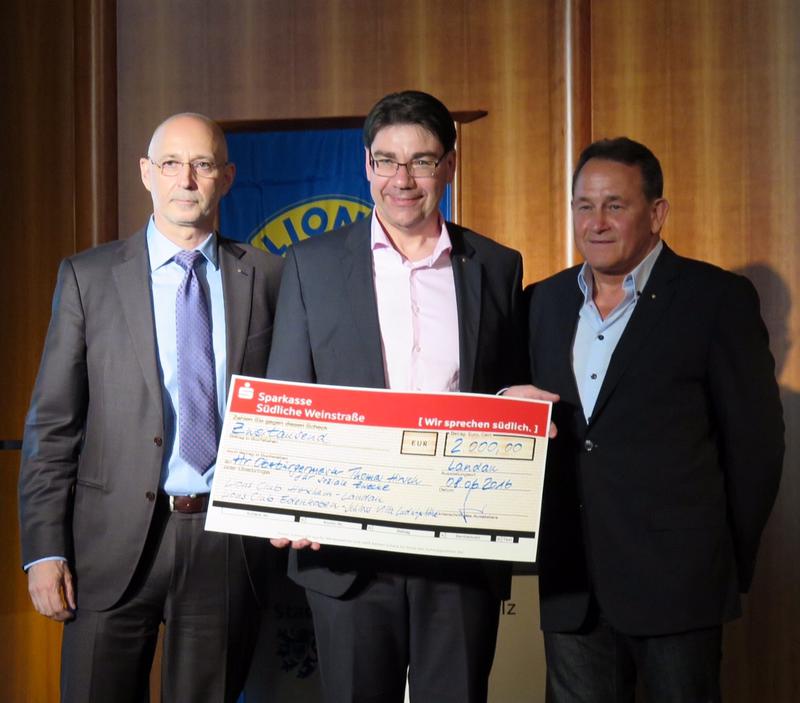 &Uuml;bergaben jetzt einen Scheck in H&ouml;he von 2.000 Euro an Oberb&uuml;rgermeister Thomas Hirsch (mitte): Franz-Josef Heintz, Pr&auml;sident des Lions Clubs Herxheim-Landau (rechts) und Michael Englert,  Pr&auml;sident des Lions Clubs Edenkoben-Schloss Villa Ludwigsh&ouml;he (lin