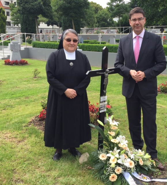 Am Grab der j&uuml;ngst verstorbenen Schwester Tasso, die &uuml;ber Jahrzehnte an der Spitze des Landauer Vinzentius-Krankenhauses stand, legte Oberb&uuml;rgermeister Thomas Hirsch im Beisein von Schwester Jakobe, Generaloberin der Mallersdorfer Schwestern, ein Blumenge