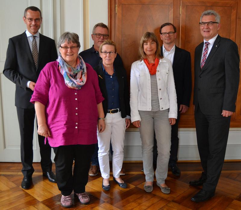 v.l.n.r.: B&uuml;rgermeister Dr. Maximilian Ingenthron, Sigrid Weyers, Dr. Andreas H&uuml;lsenbeck, Dr. Monica Jager-Schlichter, Sabine Haas, Prof. Dr. Christoph Zuschlag und Christian Leonhardt