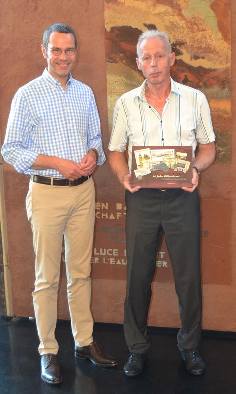B&uuml;rgermeister Dr. Maximilian Ingenthron (links) und Alfred Arnold bei der Buchvorstellung in der Stadtbibliothek