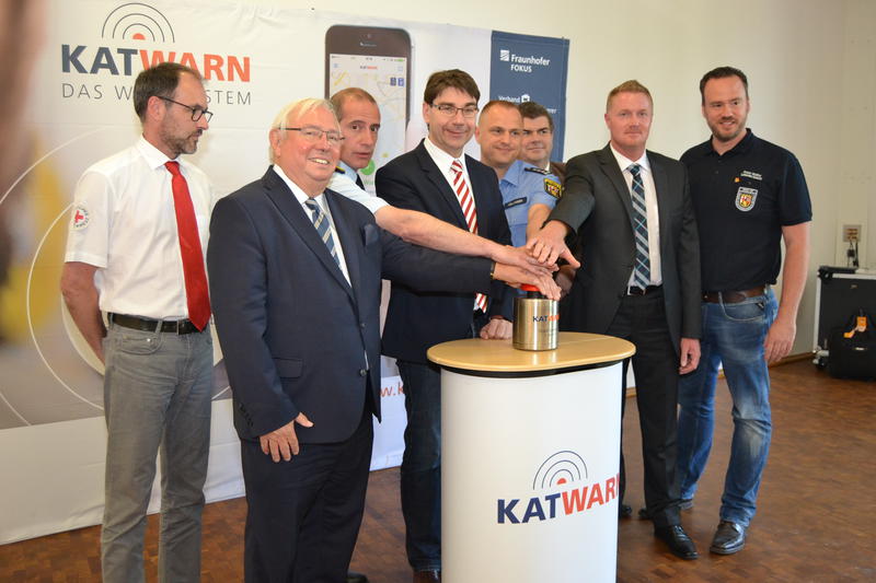 Thomas G&uuml;nther (Integrierte Leitstelle S&uuml;dpfalz), Ortwin Neuschwander (Fraunhofer FOKUS), Stadtfeuerwehrinspekteur Dirk Hargesheimer, Oberb&uuml;rgermeister Thomas Hirsch, Frank V&ouml;llinger (Polizei Landau), Arno Vetter (CombiRisk GmbH), Kurt Fakesch (Pf&auml;lzische