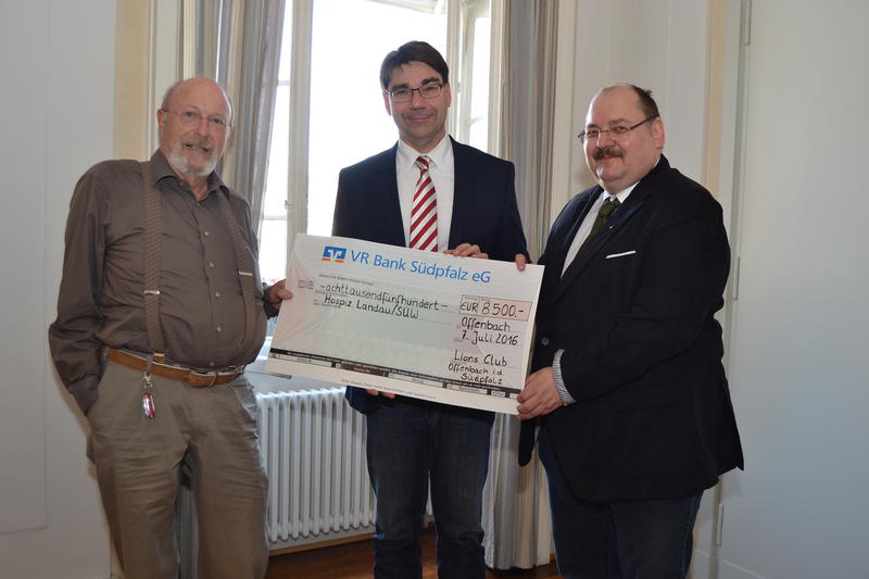 In seiner Funktion als Vorsitzender des F&ouml;rdervereins &raquo;Ein Hospiz f&uuml;r Landau und die S&uuml;dliche Weinstra&szlig;e&laquo; nimmt Oberb&uuml;rgermeister Thomas Hirsch (2.v.l.) einen Spendenscheck aus den H&auml;nden von Daniel Klaus (l.) und Paul Walter (r.) vom Lions Club Offenbach