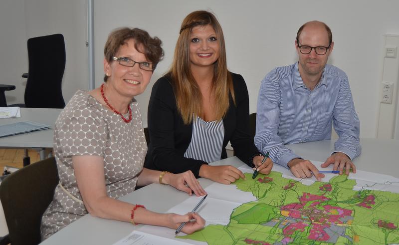 Der Projektgruppe &raquo;Landau baut Zukunft&laquo; geh&ouml;ren (v.l.n.r.) die Leiterin der Liegenschaftsabteilung Irmgard Weis, die Verwaltungsfachangestellte Jasmin Seither und der Leiter der Abteilung Stadtplanung und Stadtentwicklung Roland Schneider an