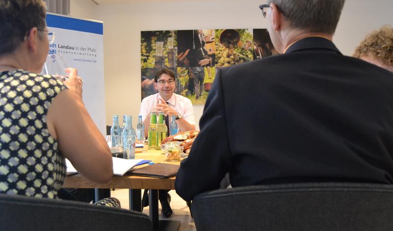 Oberb&uuml;rgermeister Thomas Hirsch lud die Medienvertreter zum &raquo;Sommer-Pressegespr&auml;ch&laquo; ins Hotel Maximilians.