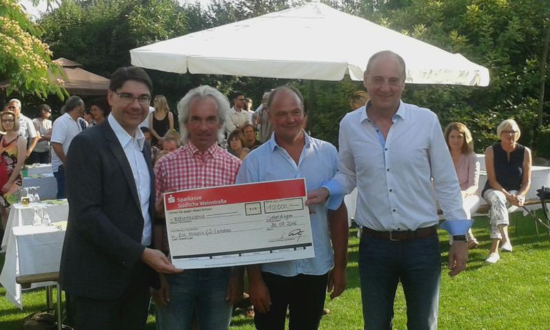 Oberb&uuml;rgermeister Thomas Hirsch, Ralf Klundt, Heiko Spielberger und Andreas M&uuml;ller bei der Scheck&uuml;bergabe