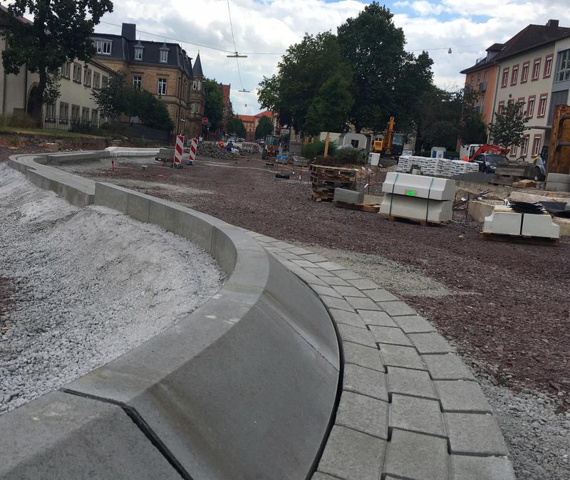 Seit Mitte Juni wird die Friedrich-Ebert-Stra&szlig;e zwischen dem Marienring und der Reiterstra&szlig;e ausgebaut. Nachdem in einem ersten Abschnitt die Fahrbahn und die Gehwege ausgebaut sowie die Versorgungsleitungen und die Kanal-Hausanschl&uuml;sse verlegt wurden, um