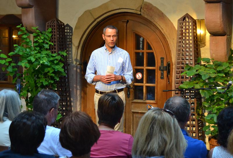 B&uuml;rgermeister und Kulturdezernent Dr. Maximilian Ingenthron besuchte die letzte Ausgabe der diesj&auml;hrigen &raquo;Kleinen Montagsreihe&laquo;, um sich bei den Veranstaltern, allen voran dem Verein &raquo;Kulturzentrum Altstadt&laquo;, f&uuml;r deren Engagement zu bedanken.