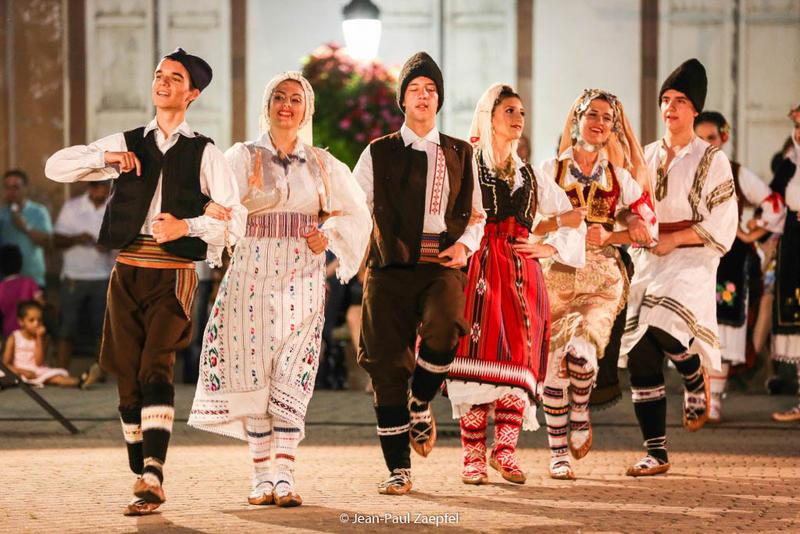 Mehr als 500 T&auml;nzerinnen und T&auml;nzer aus aller Welt treten jedes Jahr beim Hopfenfest in Hagenau auf