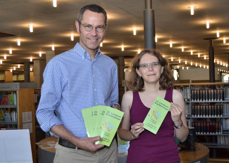 B&uuml;rgermeister Dr. Maximilian Ingenthron stellte gemeinsam mit der Leiterin der Stadtbibliothek, Amelie Goller, das Programm des zweiten Halbjahrs der 32. Landauer B&uuml;chereitage vor