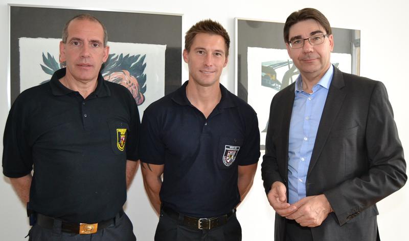 Stefan Krauch (2.v.l.) ist neuer Leiter der Abteilung Brand- und Katastrophenschutz der Stadtverwaltung Landau. Oberb&uuml;rgermeister Thomas Hirsch (3.v.l.) und Stadtfeuerwehrinspekteur Dirk Hargesheimer (1.v.l.) freuen sich auf die Zusammenarbeit