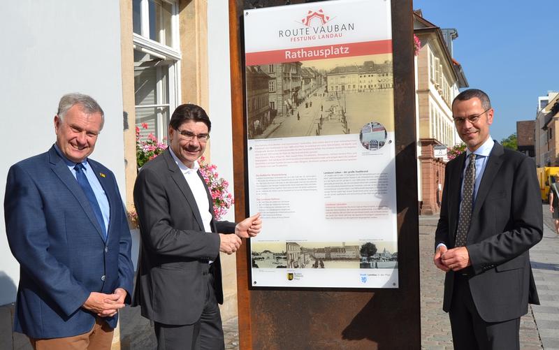 Oberb&uuml;rgermeister Thomas Hirsch (2.v.l.) und B&uuml;rgermeister Dr. Maximilian Ingenthron (3.v.l.) stellten gemeinsam mit dem Vorsitzenden des Bezirksverbandes Pfalz, Theo Wieder (1.v.l.), das neue Festungsleitsystem f&uuml;r die Stadt Landau der &Ouml;ffentlichkeit vor