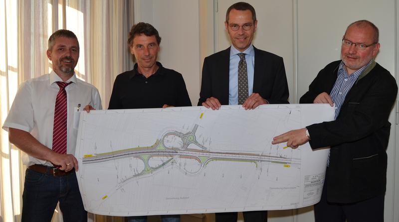 v.r.n.l.: Kurt Ertel, Leiter des Landesbetriebes Mobilit&auml;t Speyer (LBM), Baudezernent B&uuml;rgermeister Dr. Maximilian Ingenthron, Ralf Bernhard, Leiter der Abteilung Mobilit&auml;t und Verkehrsinfrastruktur der Stadt Landau und Elmar G&ouml;rz, Leiter der Planungsabte