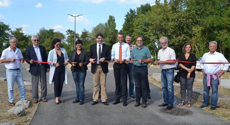 Gemeinsam mit den Landtagsabgeordneten Christine Schneider und Wolfgang Schwarz sowie Mitgliedern des Stadtrats weihten Oberb&uuml;rgermeister Thomas Hirsch und B&uuml;rgermeister Dr. Maximilian Ingenthron die Erweiterungsfl&auml;che der Park&Ride-Anlage am Hauptbahnhof