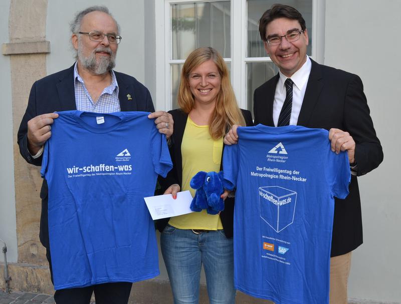 Oberb&uuml;rgermeister Thomas Hirsch (3.v.l.) l&auml;sst allen Landauer Projekten des Freiwilligentags Spenden aus Mitteln der Sparkassenstiftung zukommen. Stellvertretend empfing er jetzt Sina Kaimer und Heinrich Braun vom Kinderschutzbund Landau / S&uuml;dliche Weinst