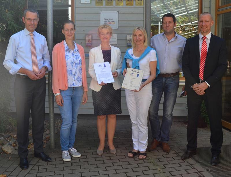 Begr&uuml;ndeten die erste Bildungspartnerschaft: (v.l.n.r.) B&uuml;rgermeister Dr. Maximilian Ingenthron, Nadine Na&szlig;han, 1. Vorsitzende des F&ouml;rdervereins der Zooschule, Dr. Gudrun Hollstein, Leiterin der Zooschule Landau, ESG-Schulleiterin Dagmar Linnert, Tobias B