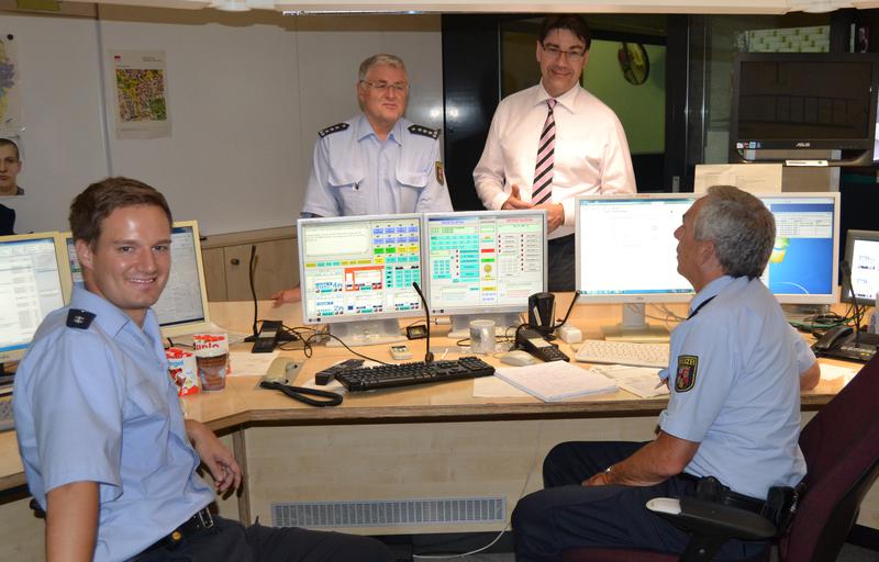 Oberb&uuml;rgermeister Thomas Hirsch (3.v.l.) nahm an einer Lagebesprechung der Polizei teil, begleitete die Beamten auf Streife und verfolgte die Situation in der Notrufzentrale