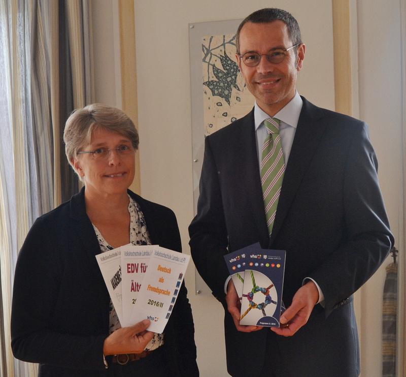 B&uuml;rgermeister Dr. Maximilian Ingenthron und VHS-Leiterin Sigrid Gensheimer haben das neue Programm der Volkshochschule Landau f&uuml;r das zweite Halbjahr 2016 vorgestellt