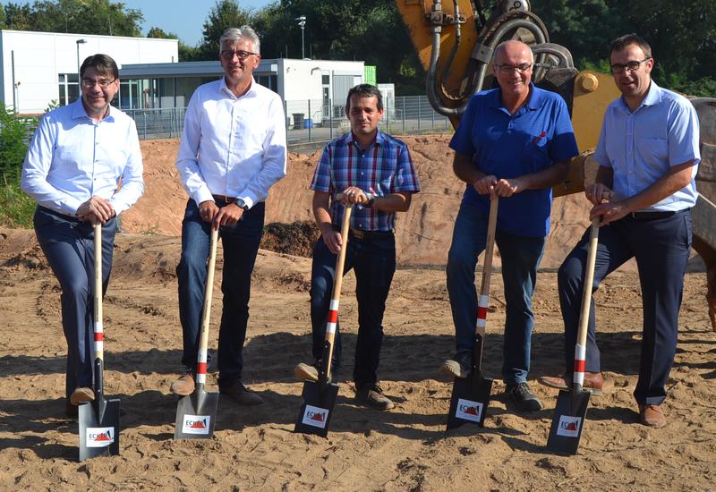 In der Eutzinger Stra&szlig;e in Landau beginnt in K&uuml;rze der Bau einer neuen Heizzentrale, die zuk&uuml;nftig den Wohnpark am Ebenberg und das Quartier Vauban mit Fernw&auml;rme versorgen soll. Oberb&uuml;rgermeister Thomas Hirsch hat als stellvertretender Aufsichtsratsvorsit