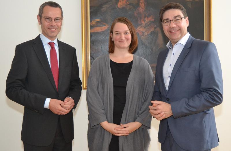Oberb&uuml;rgermeister Thomas Hirsch (r.) und B&uuml;rgermeister Dr. Maximilian Ingenthron freuen sich auf die Zusammenarbeit mit der neuen Dorfentwicklungspartnerin Annette Struppler-Bickelmann