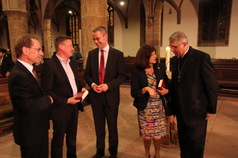 Im Gespr&auml;ch: (v.l.n.r.) Dekan Volker Janke, Dekan Axel Brecht, B&uuml;rgermeister Dr. Maximilian Ingenthron, Landr&auml;tin Theresia Riedmaier und Kirchenpr&auml;sident Christian Schad