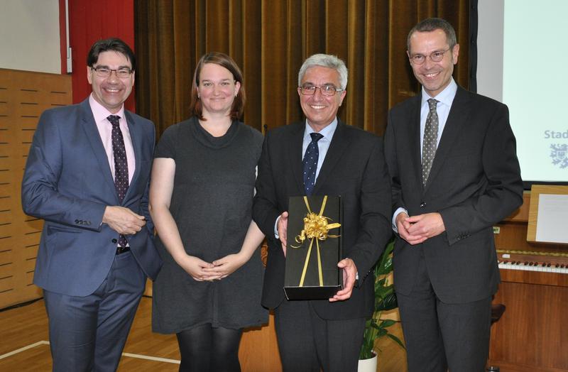 Bei der Auftaktveranstaltung des Modellprojekts &raquo;Kommune der Zukunft&laquo; (v.l.n.r.): Oberb&uuml;rgermeister Thomas Hirsch, die Dorfentwicklungspartnerin Annette Struppler-Bickelmann, der rheinland-pf&auml;lzische Innenminister Roger Lewentz und B&uuml;rgermeister Dr. Maxim
