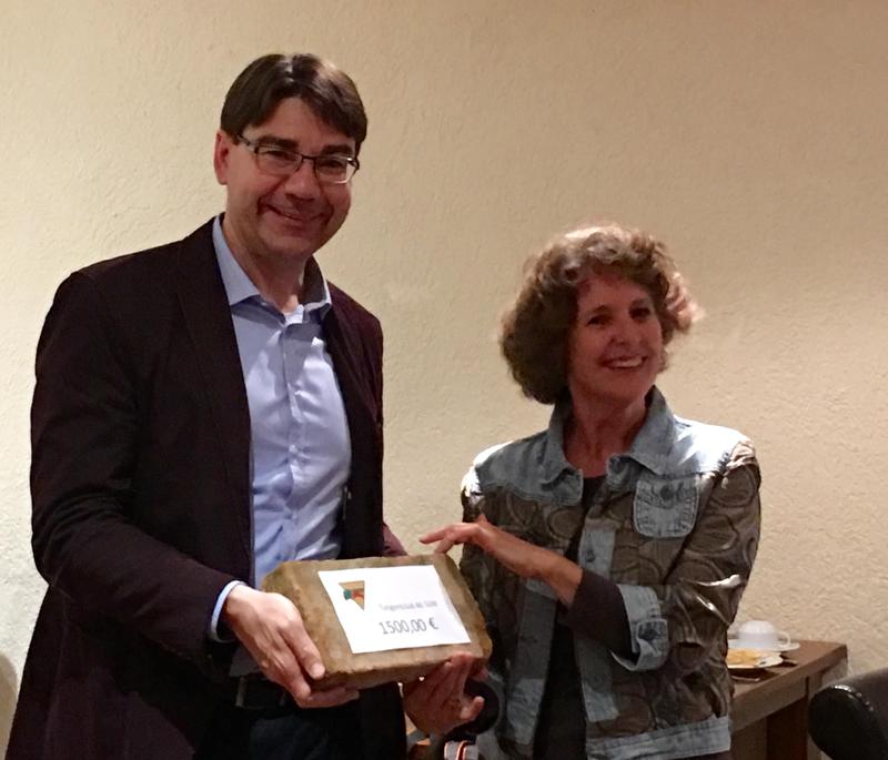 Anne Friedrich, Vorsitzende des F&ouml;rdervereins der Clubs Ladies Circle 46 und Tangent 46 S&uuml;dliche Weinstra&szlig;e, &uuml;berreichte Oberb&uuml;rgermeister Thomas Hirsch den symbolischen Spendenscheck