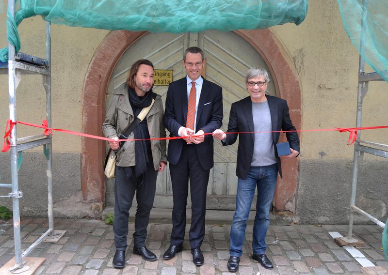 B&uuml;rgermeister Dr. Maximilian Ingenthron (mitte) mit Rolf Fuhrmann, Gesch&auml;ftsf&uuml;hrer der Fuhrmann Planen & Bauen GmbH & Co. KG (rechts) und Architekt J&uuml;rgen Ochsenk&uuml;hn (links) vor dem Geb&auml;ude Salzhausgasse 2
