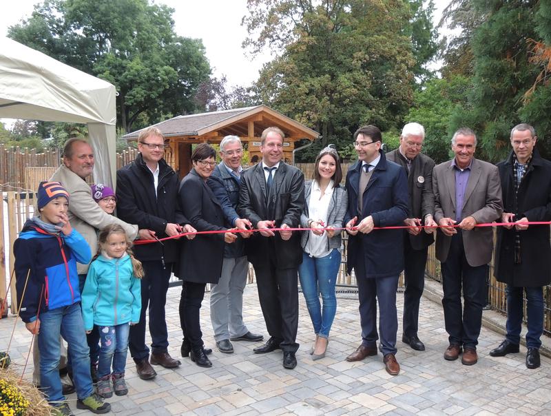 Feierlich wurde der Streichelzoo er&ouml;ffnet. Das Band durchschnitten (von links nach rechts): Zoodirektor Dr. Jens-Ove Heckel, MdB Dr. Thomas Gebhart, MdL Christine Schneider, Architekt Peter Buchert, Staatssekret&auml;r Randolf Stich, Weinprinzessin Rosa Rummel